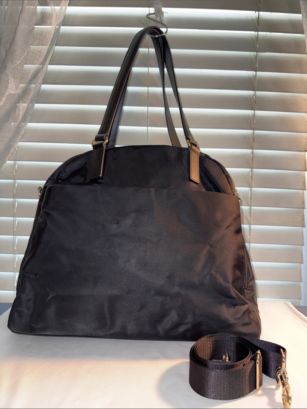 Lo & Sons O.G Laptop Tote Black Exterior / Gold Hardware / Lavender Interior - Picture 4 of 13
